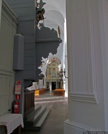 Церковь св. Петра ( 14 век ) - интерьер и "тайная комната"