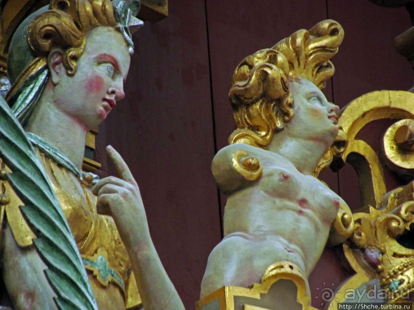 Церковь св. Петра ( 14 век ) - интерьер и "тайная комната"