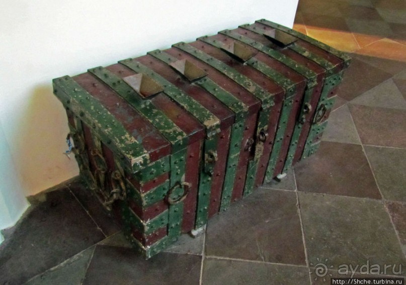 Церковь св. Петра ( 14 век ) - интерьер и "тайная комната"