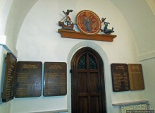 Церковь св. Петра ( 14 век ) - интерьер и "тайная комната"