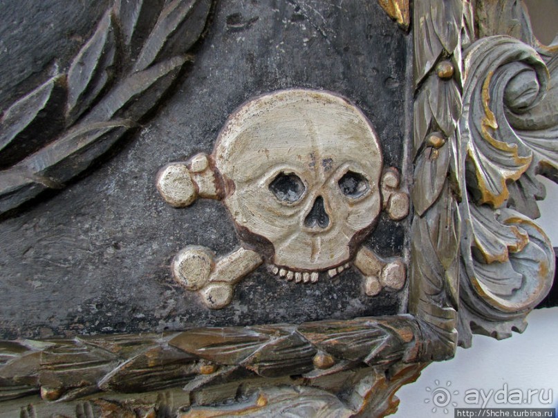 Церковь св. Петра ( 14 век ) - интерьер и "тайная комната"