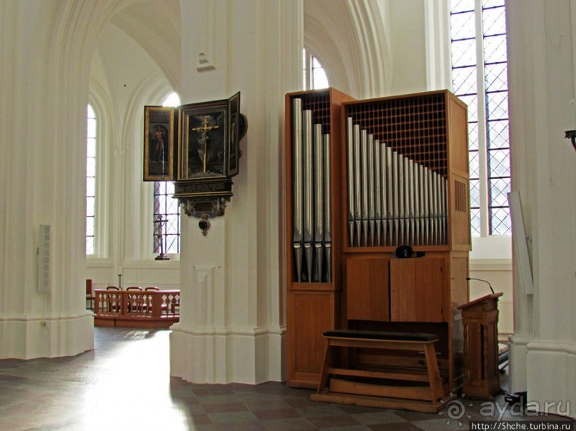 Церковь св. Петра ( 14 век ) - интерьер и "тайная комната"