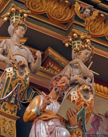 Церковь св. Петра ( 14 век ) - интерьер и "тайная комната"