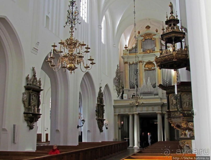 Церковь св. Петра ( 14 век ) - интерьер и "тайная комната"