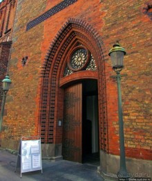 Церковь св. Петра ( 14 век ) - интерьер и "тайная комната"