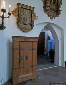 Церковь св. Петра ( 14 век ) - интерьер и "тайная комната"