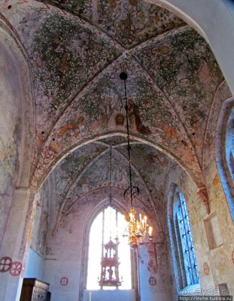 Церковь св. Петра ( 14 век ) - интерьер и "тайная комната"