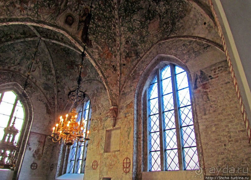 Церковь св. Петра ( 14 век ) - интерьер и "тайная комната"