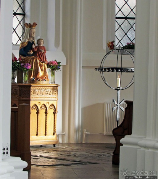 Церковь св. Петра ( 14 век ) - интерьер и "тайная комната"