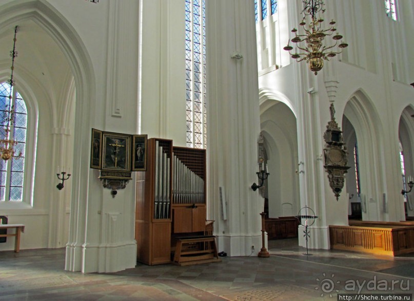 Церковь св. Петра ( 14 век ) - интерьер и "тайная комната"