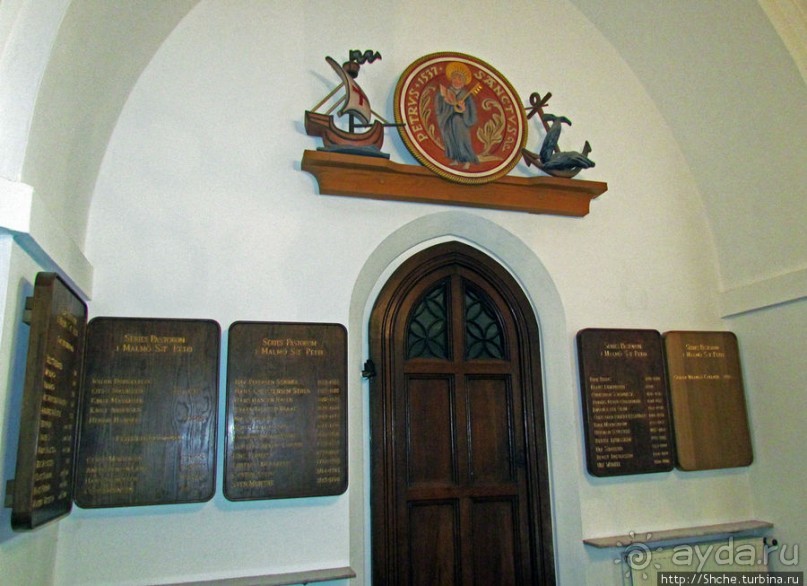 Церковь св. Петра ( 14 век ) - интерьер и "тайная комната"