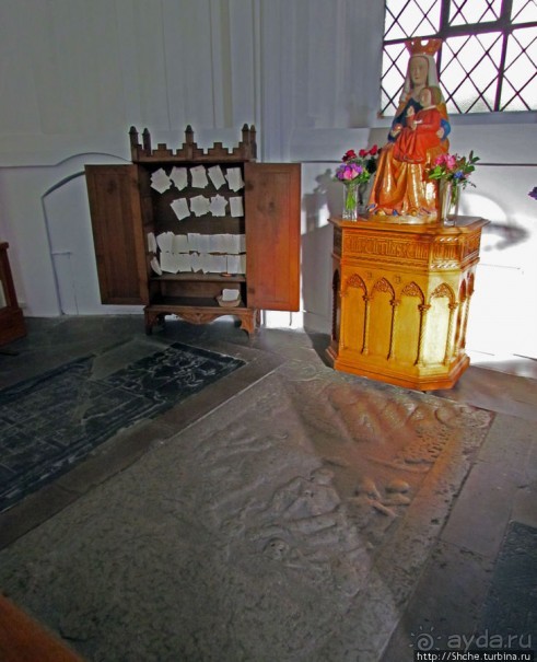 Церковь св. Петра ( 14 век ) - интерьер и "тайная комната"