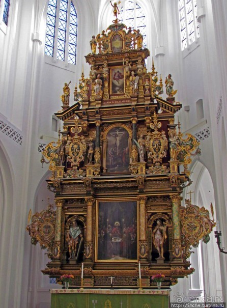 Церковь св. Петра ( 14 век ) - интерьер и "тайная комната"