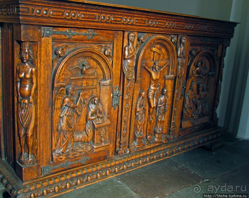 Церковь св. Петра ( 14 век ) - интерьер и "тайная комната"