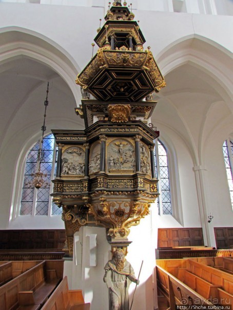 Церковь св. Петра ( 14 век ) - интерьер и "тайная комната"