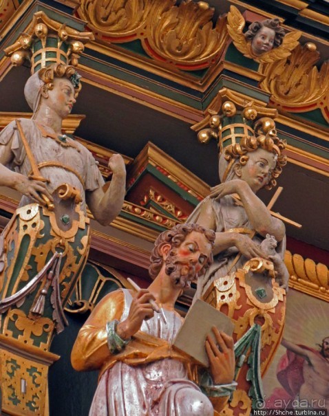 Церковь св. Петра ( 14 век ) - интерьер и "тайная комната"