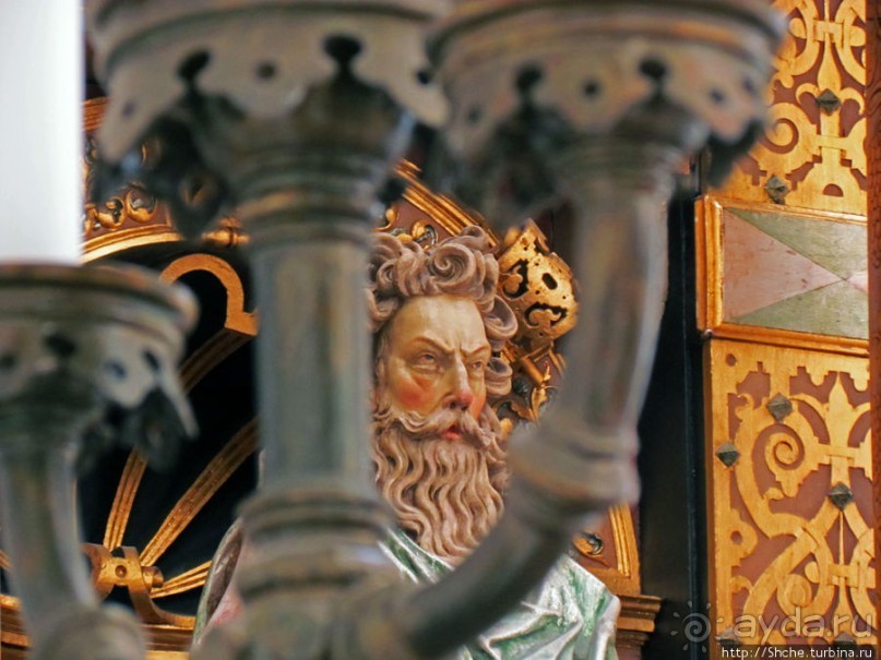 Церковь св. Петра ( 14 век ) - интерьер и "тайная комната"