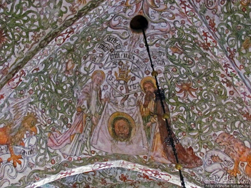 Церковь св. Петра ( 14 век ) - интерьер и "тайная комната"