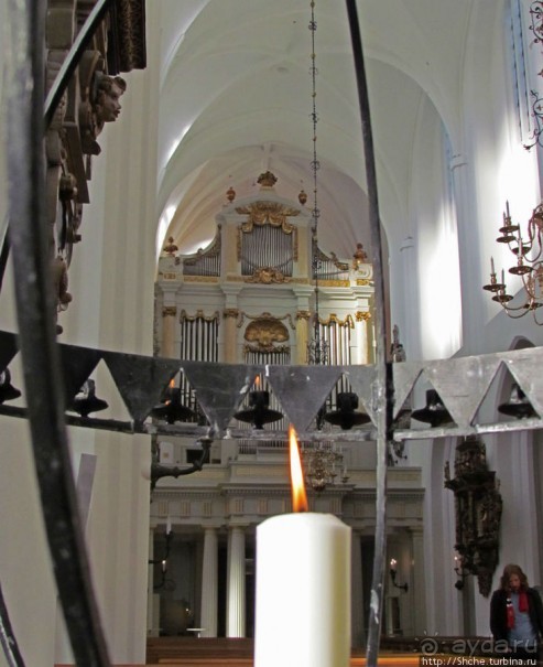 Церковь св. Петра ( 14 век ) - интерьер и "тайная комната"