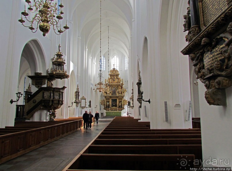 Церковь св. Петра ( 14 век ) - интерьер и "тайная комната"