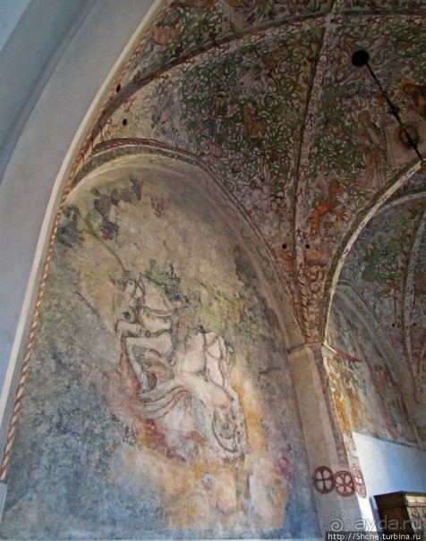 Церковь св. Петра ( 14 век ) - интерьер и "тайная комната"