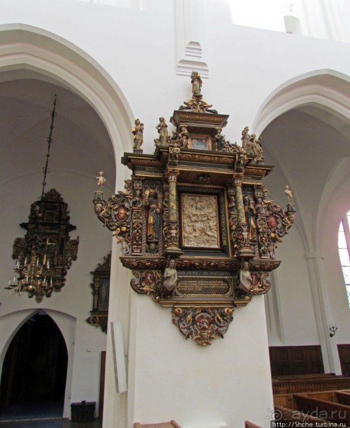 Церковь св. Петра ( 14 век ) - интерьер и "тайная комната"