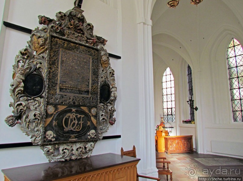 Церковь св. Петра ( 14 век ) - интерьер и "тайная комната"