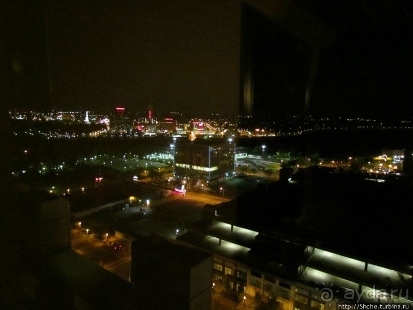 Несколько видов на Ниагара-Фоллс с 19 этажа ночью