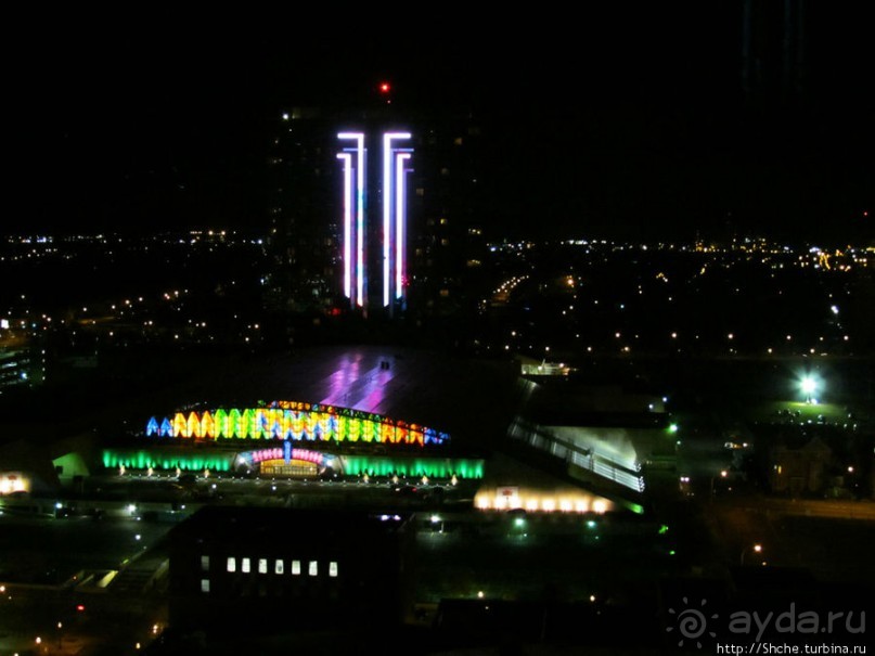 Несколько видов на Ниагара-Фоллс с 19 этажа ночью