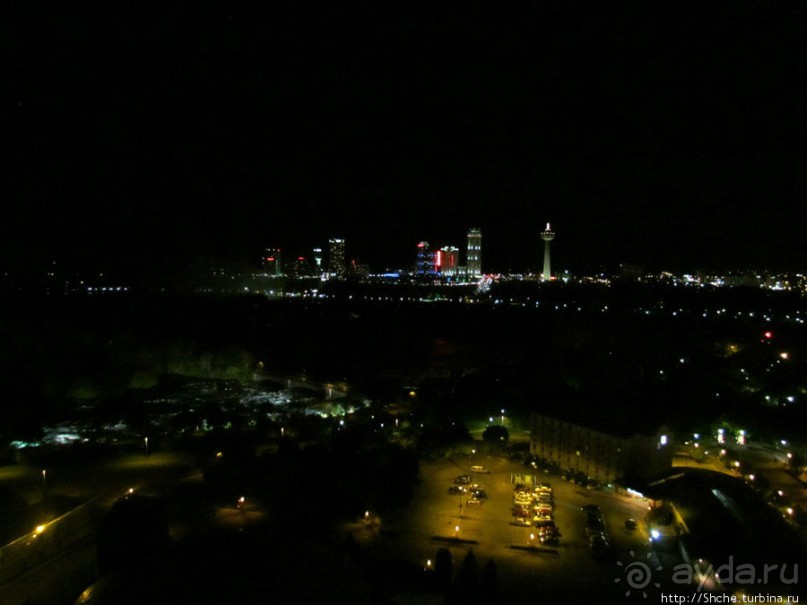 Несколько видов на Ниагара-Фоллс с 19 этажа ночью