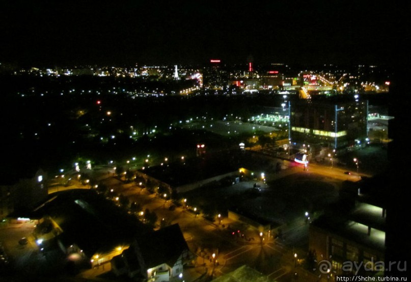 Несколько видов на Ниагара-Фоллс с 19 этажа ночью