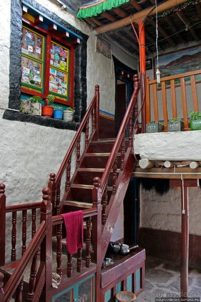 "Шикарный" отель в "крупном" городе Мустанга