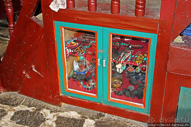 "Шикарный" отель в "крупном" городе Мустанга