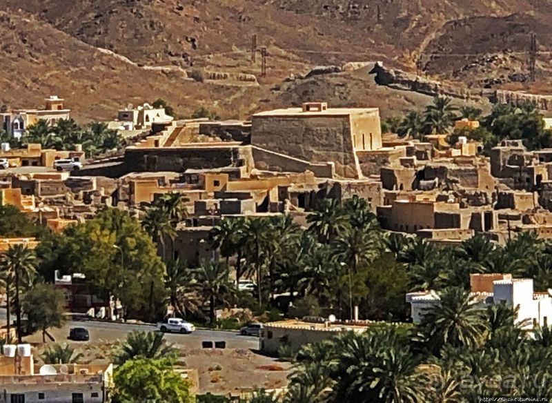 Лучшие виды на древнюю Бахлу и ее ЮНЕСКО-отмеченную крепость