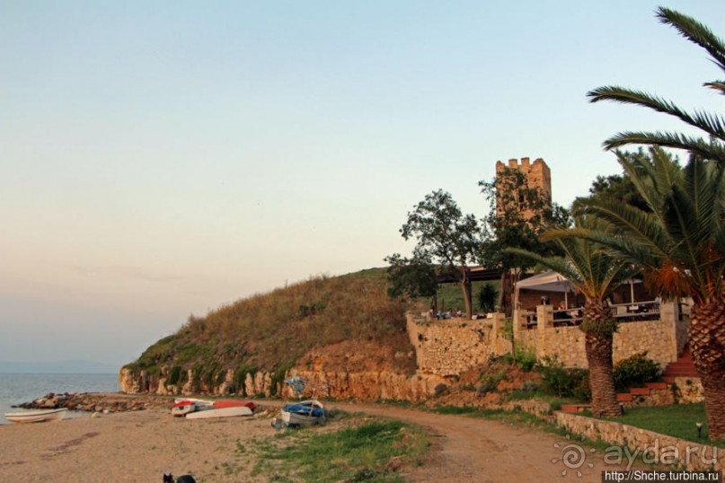 Неа Фокеа — залив, легенда и византийская башня на закате