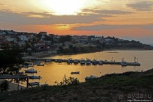 Неа Фокеа — залив, легенда и византийская башня на закате