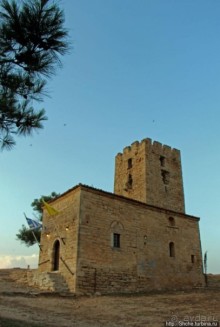 Неа Фокеа — залив, легенда и византийская башня на закате