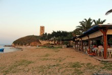 Неа Фокеа — залив, легенда и византийская башня на закате