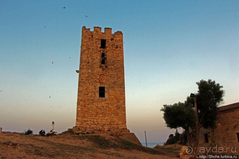 Неа Фокеа — залив, легенда и византийская башня на закате