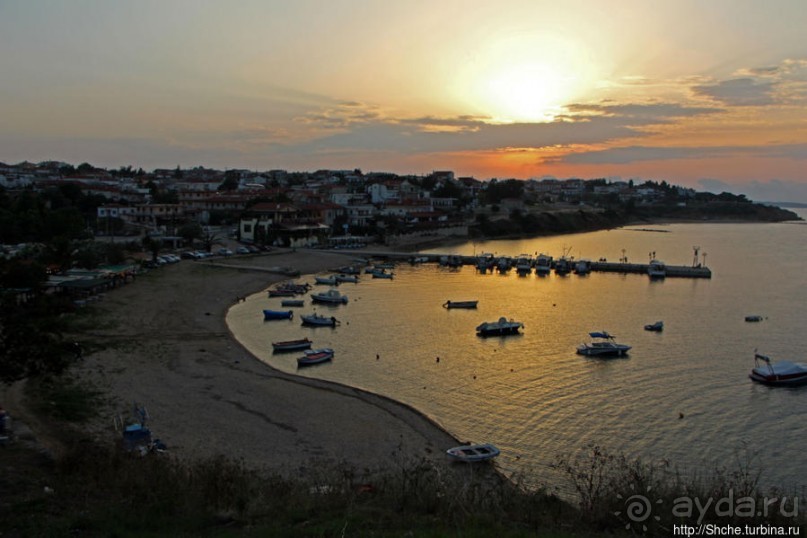 Неа Фокеа — залив, легенда и византийская башня на закате