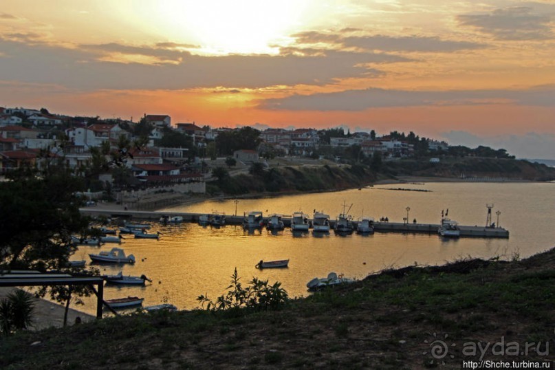 Неа Фокеа — залив, легенда и византийская башня на закате