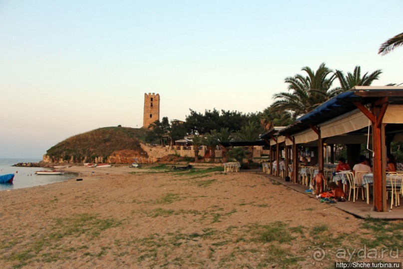 Неа Фокеа — залив, легенда и византийская башня на закате