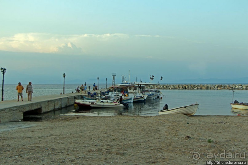 Неа Фокеа — залив, легенда и византийская башня на закате