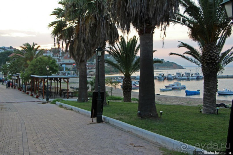 Неа Фокеа — залив, легенда и византийская башня на закате