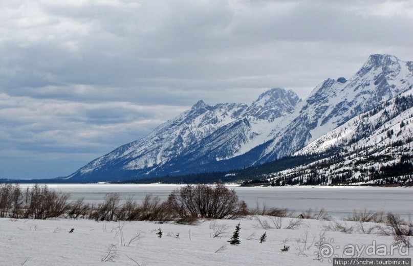 Озеро Jackson и горная гряда Teton, 120 км по пути в Джексон
