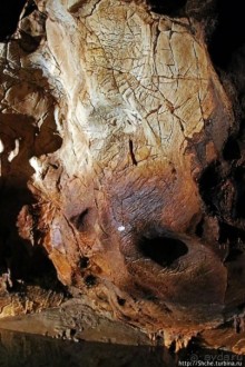 Здесь в реке отражаются не облака, но ... сталактиты