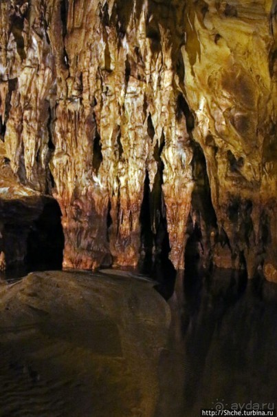 Здесь в реке отражаются не облака, но ... сталактиты
