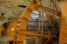 Здесь в реке отражаются не облака, но ... сталактиты