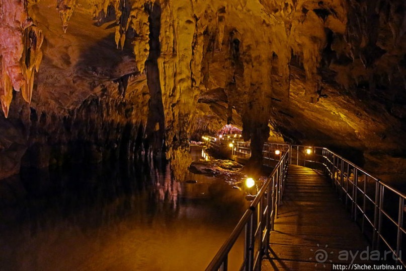 Здесь в реке отражаются не облака, но ... сталактиты