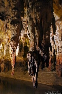 Здесь в реке отражаются не облака, но ... сталактиты